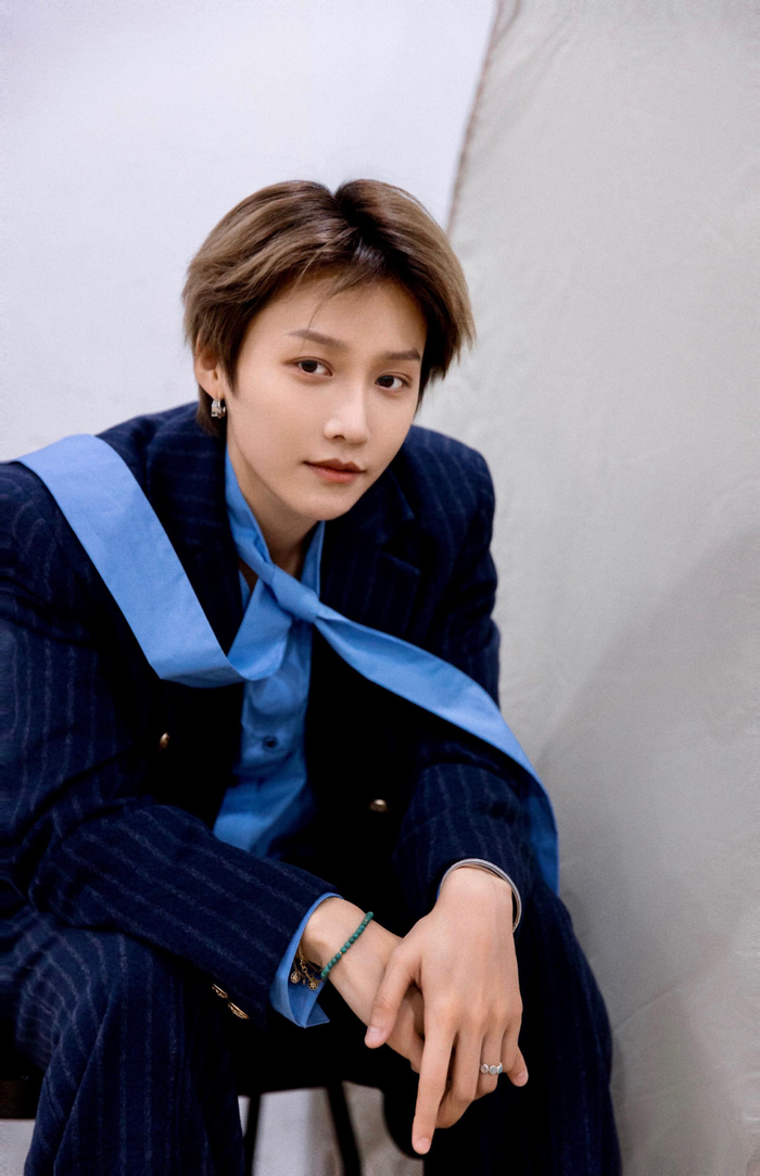 刘雨昕最新LOOK,工作照拍出海军风时尚大片的感觉……|刘雨昕|海军风|时尚大片_新浪新闻