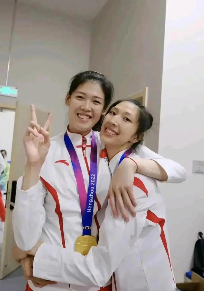 中,吴梦洁高兴地抱起了97年的王梦洁,并和97年的副攻王媛媛快乐地比心