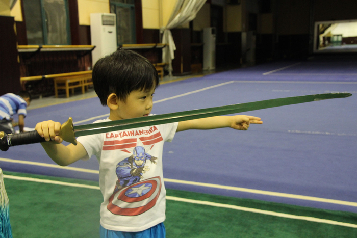 不到三岁的刘冠臣，就已经表现出了对武术的兴趣。  受访者供图