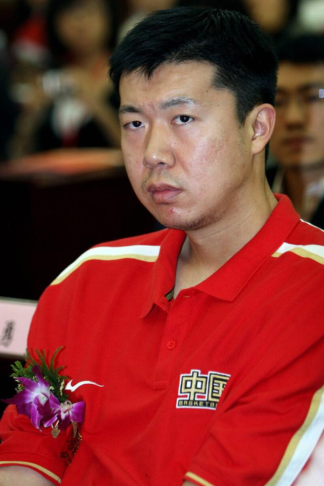 错怪篮协了02年王治郅拒绝回国真相曝光这名美国记者才是祸首