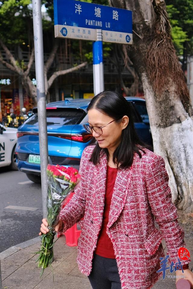 秋明拍花漫步小巷遇見花姐