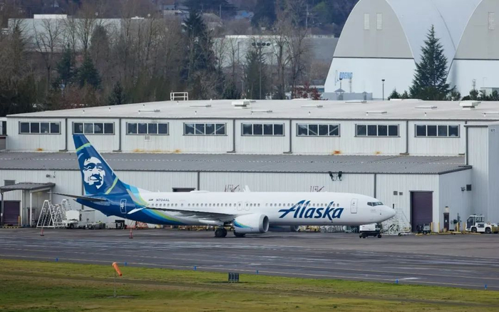 ▲1月6日，美国阿拉斯加航空公司发生事故的波音737 MAX 9型客机停靠在美国波特兰的一处维修站。图/新华社