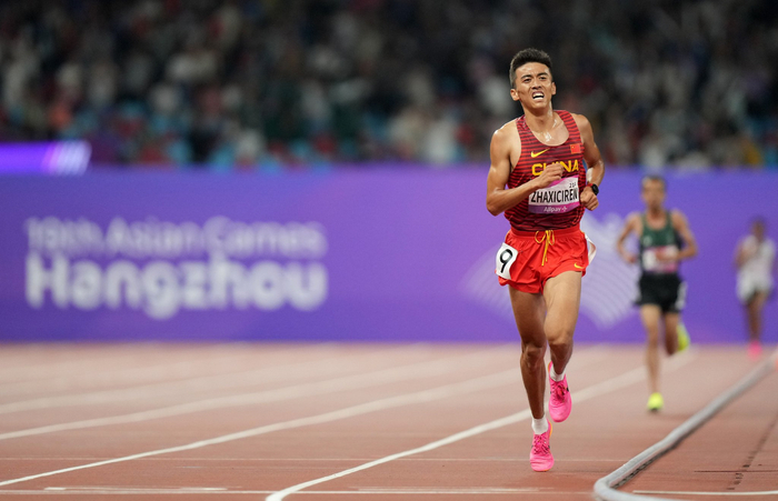 中国运动员扎西次仁在第十九届杭州亚运会男子3000米障碍赛决赛中