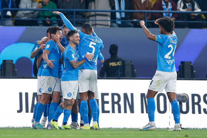 新华社发1月18日,那不勒斯队球员卡尤斯特(左)与佛罗伦萨队球员邓肯在