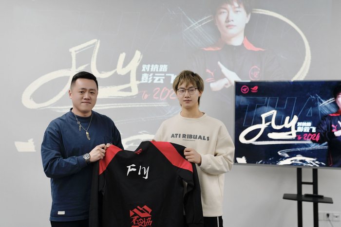  RW俱乐部总经理王昌建（左）和Fly签约。