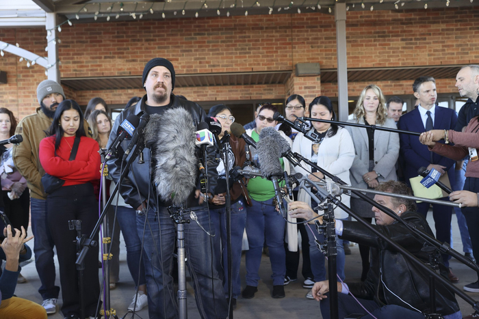 当地时间2024年1月18日，美国得克萨斯州尤瓦尔迪，罗布小学枪击事件遇难者家属对媒体记者发表讲话。图/IC photo