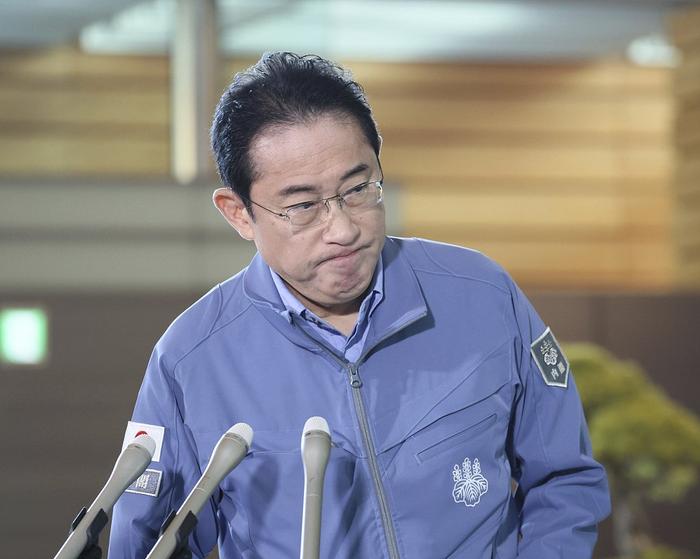 1月19日，岸田文雄身穿救灾服在首相办公室向媒体发表讲话，表示考虑解散“岸田派”。图片归源：视觉中国