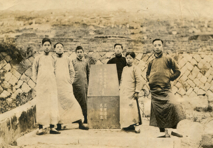 1915，右二洪绶（13岁），左二洪绅