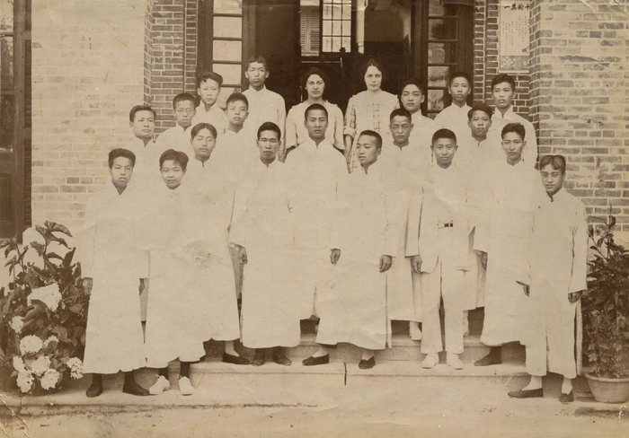 1922年，英华书院毕业合影，三排右一为洪绶（20岁），一排左二为洪绂