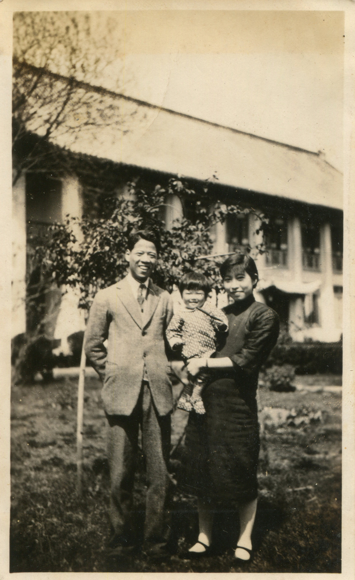 1931，29岁的洪绶与妻子长女合影