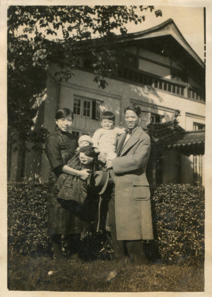 1932，30岁的洪绶与妻子、长女、次女合影