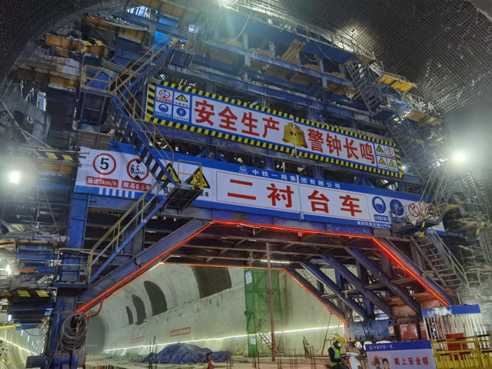 重庆轨道交通15号线一期建设现场 