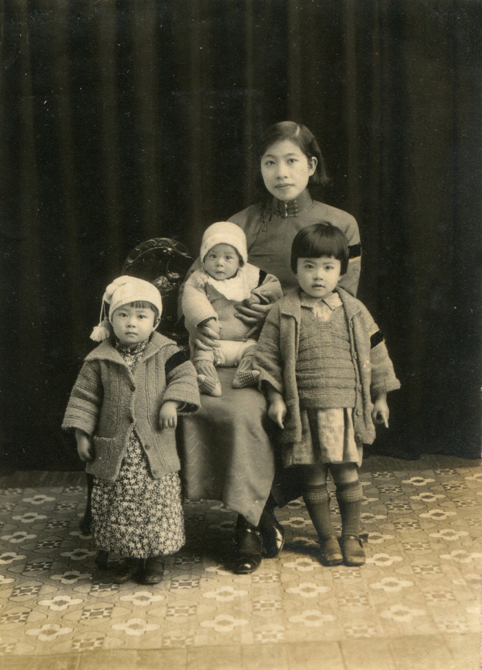 1933冬，洪绶妻子与长女、次女和儿子的合影