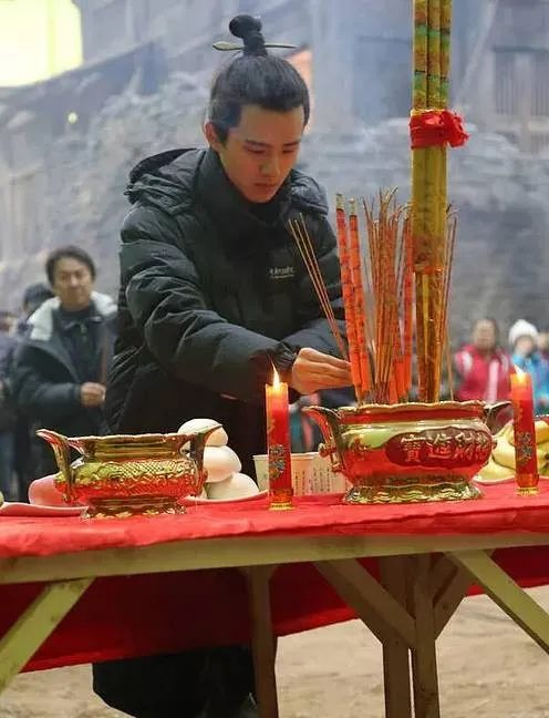 刘昊然在片场穿校服。图源：网络