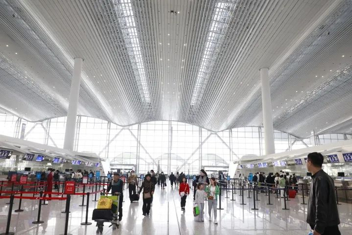 机场内，旅客行色匆匆。图片由机场股份有限公司提供