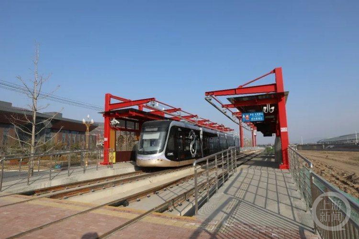 2020年甘肃天水市有轨电车发车情景。图片来源/视频截图  