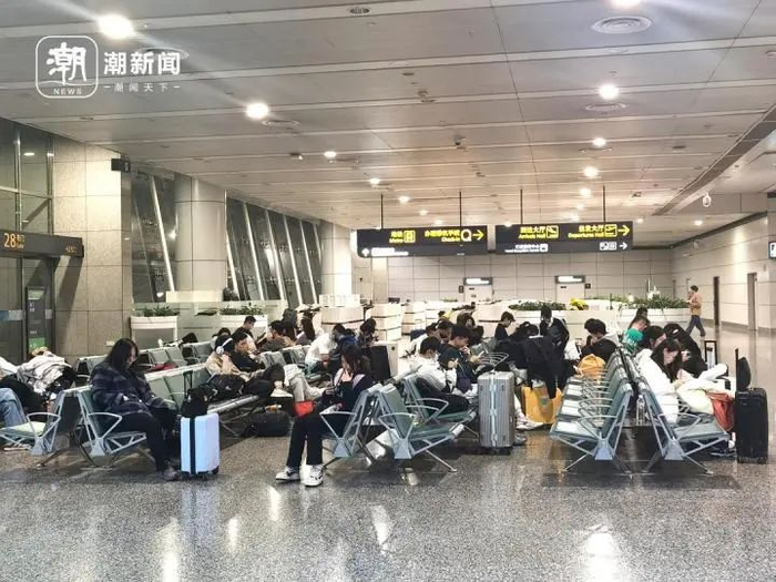 广州白云国际机场内，夜晚等机的旅客。潮新闻记者 徐添城 摄