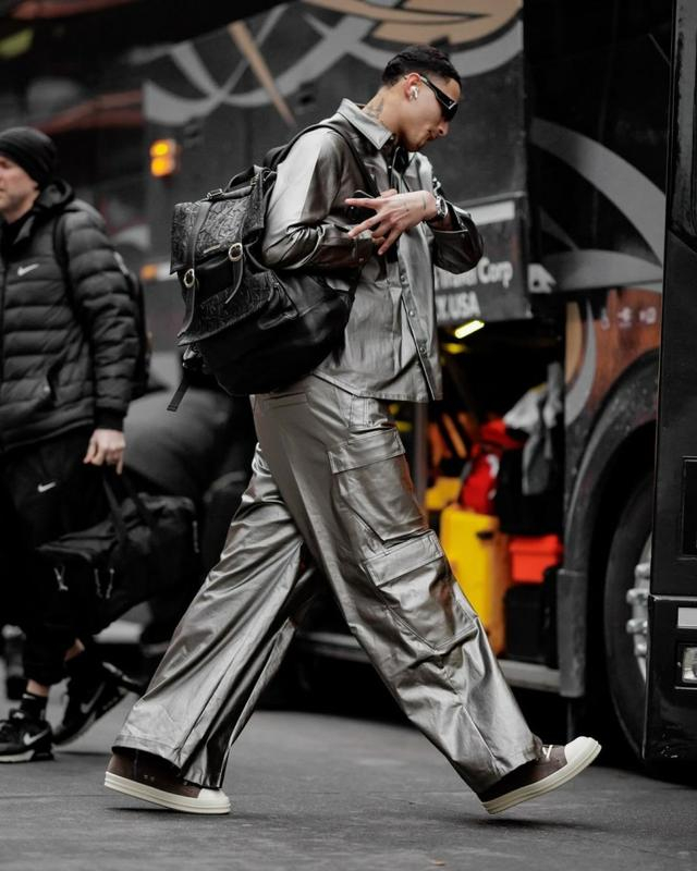 银翼杀手90库兹马黑超 银色潮服穿搭 未来感十足|库兹马|穿搭_新浪