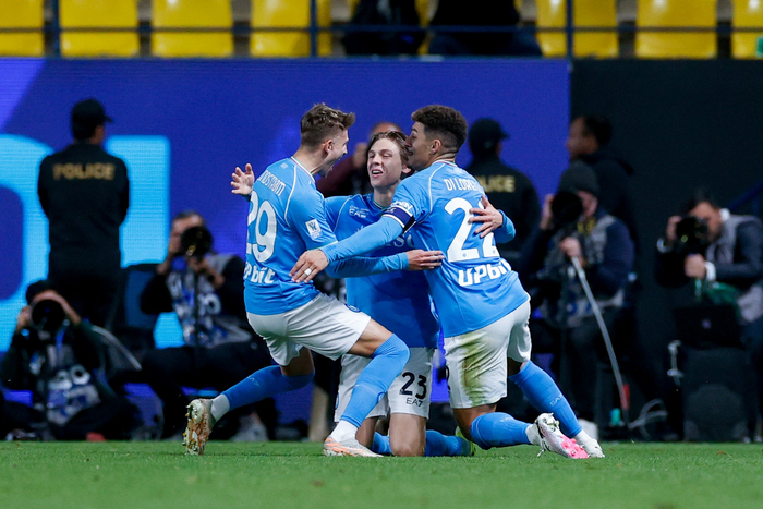 新华社发1月18日,那不勒斯队球员卡尤斯特(左)与佛罗伦萨队球员邓肯