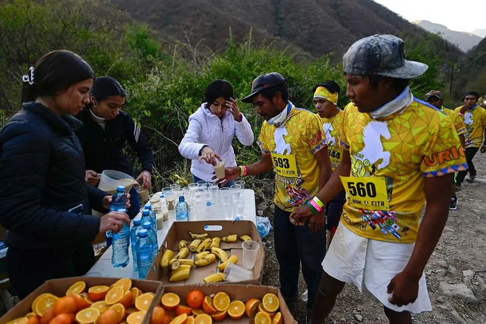 当地时间2023年3月5日，墨西哥奇瓦瓦州，塔拉乌马拉人挑战马拉松。视觉中国供图