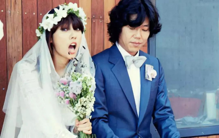 李孝利的婚礼彻底改变了韩国的婚礼文化,在自家小院就办了,婚纱是多年