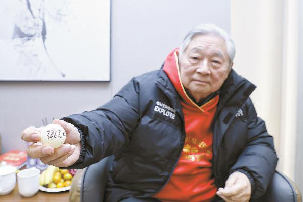             开球嘉宾徐寅生展示他的签名球   本版图片 记者  李铭珅  摄          