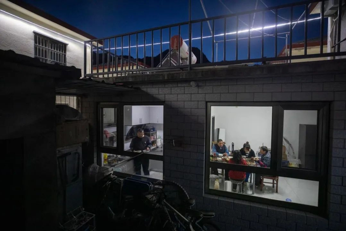 2024年1月15日，单秀松一家人在新装修的房子里吃晚饭。