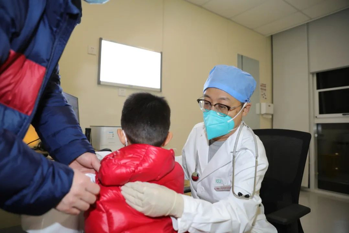 图/常贺生在为患者问诊  来源/受访者提供