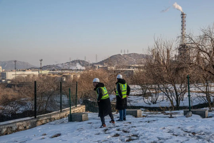2024年1月3日，房山区双泉河沿线，工程人员来到一处高地上查看施工情况。