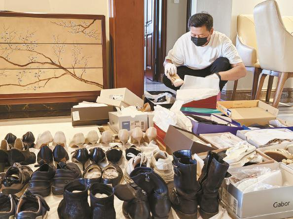             郭振华在客户家里整理鞋子  受访者供图          