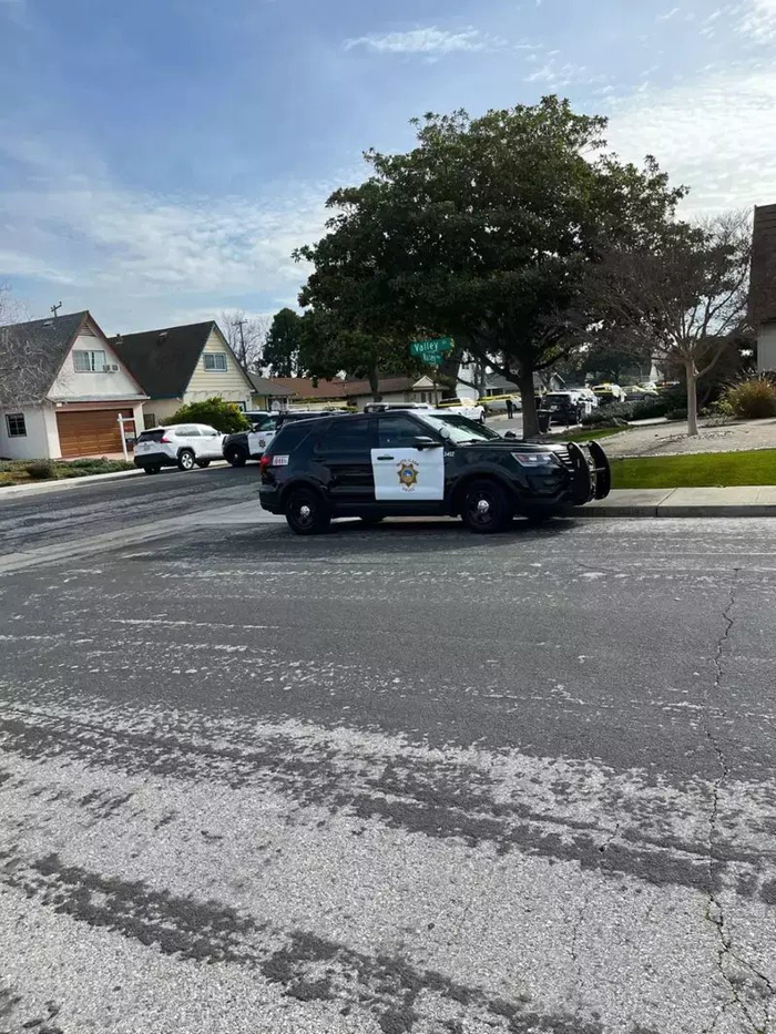 当地居民拍到警方封锁现场。