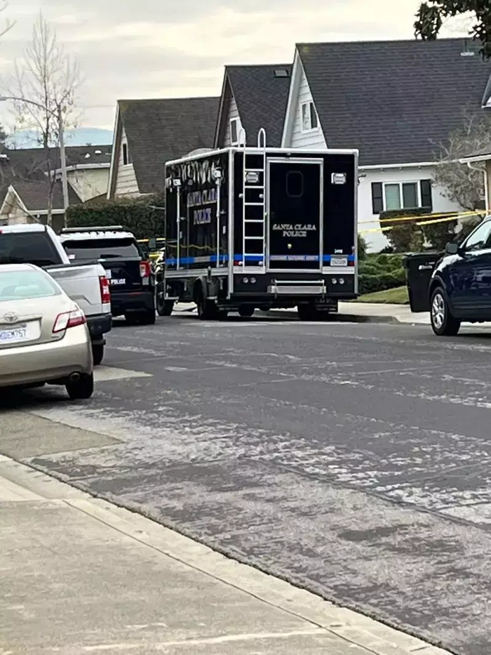 当地居民拍到警方封锁现场。