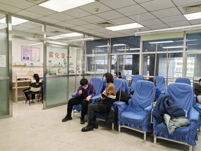 图/患者在朝阳医院儿科门诊输液室和雾化室接受治疗 摄/辛颖