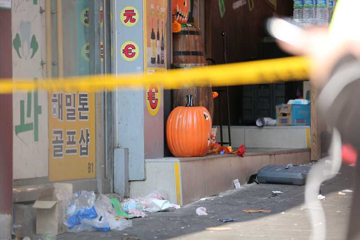 这是2022年10月30日在韩国首尔拍摄的踩踏事故现场。 新华社记者 王益亮 摄