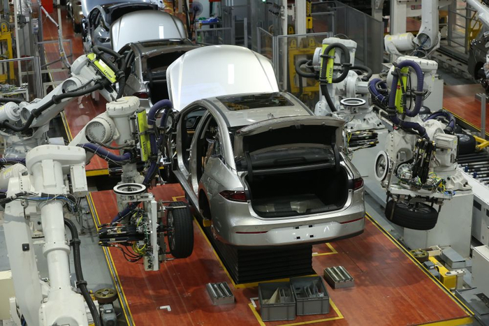   这是2023年6月9日在位于广州番禺的广汽埃安智能生态工厂内拍摄的生产线。新华社记者 龚兵 摄