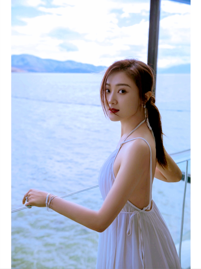 穿露背连衣裙在海边拍写真,气质高贵|王小玮|露背|玖月奇迹_新浪新闻