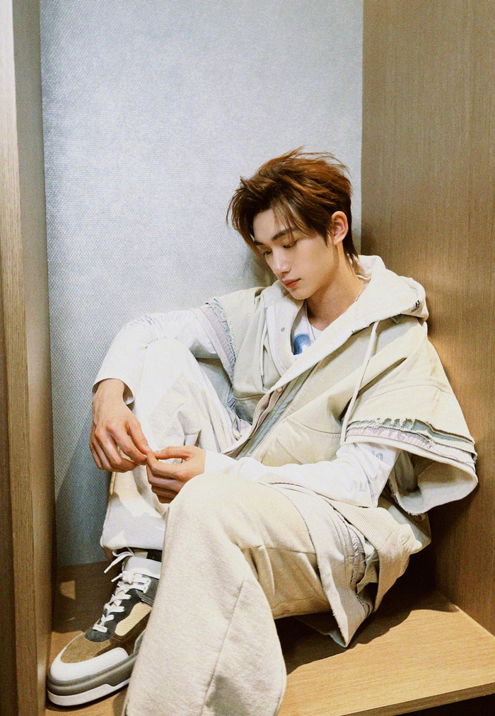 丁程鑫全新随拍,演绎个性风格,青春满满酷感十足|丁程鑫_新浪新闻