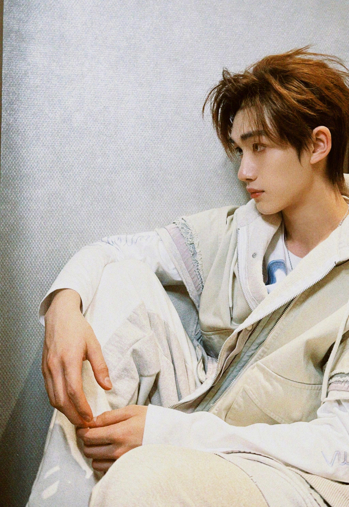 丁程鑫全新随拍,演绎个性风格,青春满满酷感十足|丁程鑫_新浪新闻