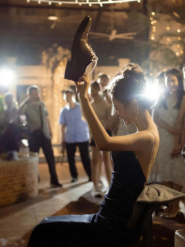 晚宴过后的After Party进行着举鞋默契游戏。（图/受访者提供）