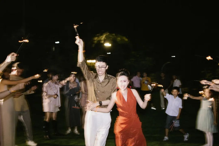 新人与宾客在放冷烟花。（图/受访者提供）