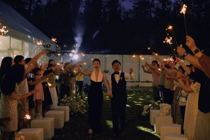 新人在宾客的欢呼声中走向婚姻的殿堂。（图/受访者提供）