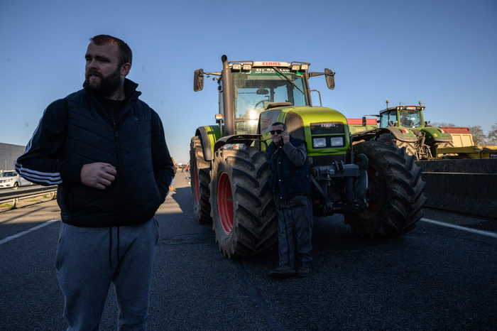 法国农民封堵公路抗议收入下降