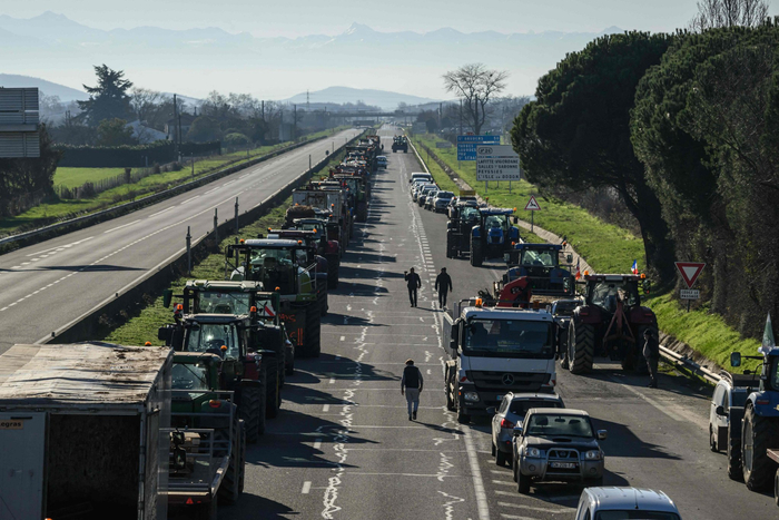 法国农民封堵公路抗议收入下降