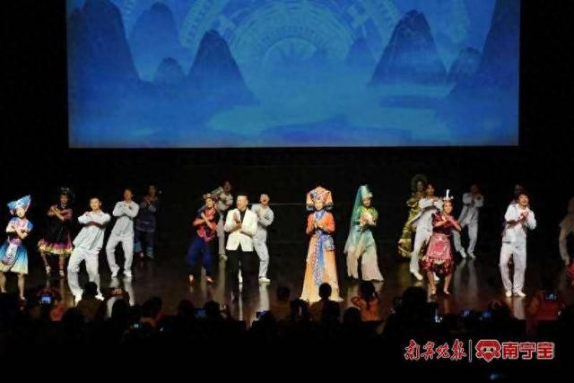 1月13日，在2024年“交换冬天·南宁有戏”系列演出现场，表演者跳起广西“科目三”