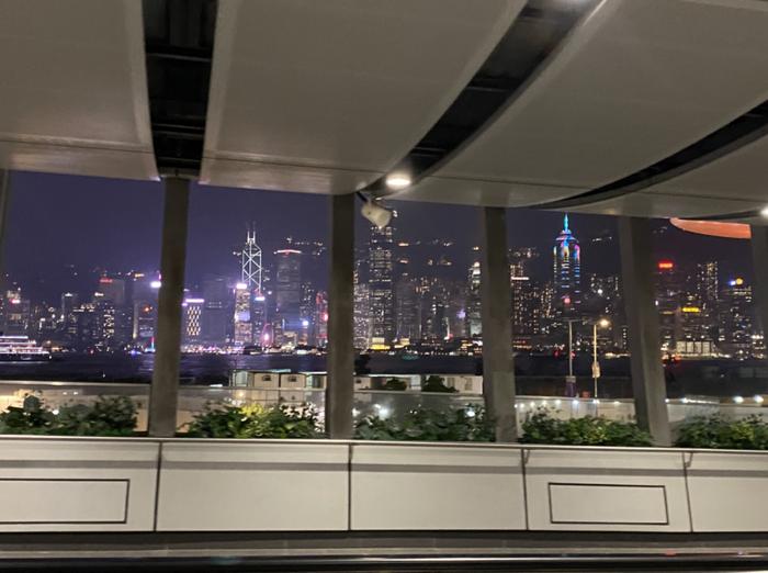 西九龙站外的香港街景 图/王静仪