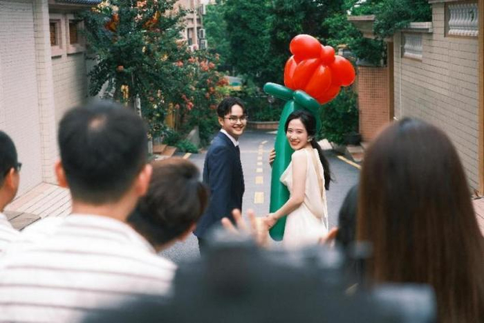 新人抱着气球花与伴郎伴娘Citywalk。（图/受访者提供）