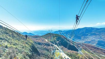 2023年11月4日，国网四川电力工人开展500千伏城沐一二线综合检修工作。张超 摄