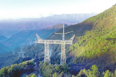 　　国家电网川渝1000千伏特高压交流输电工程四川段内，国内首例“八腿式”门型输电铁塔组立成功。 田海 摄