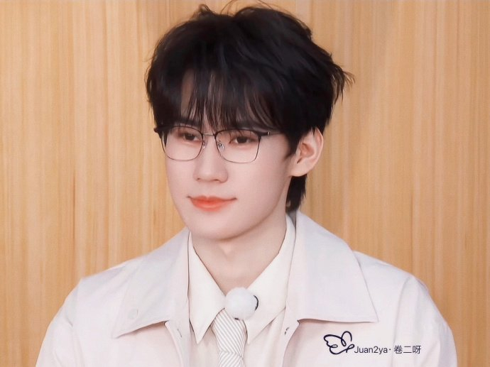 张真源眼镜杀,笑起来真的好可爱,怎么那么好看啊|张真源|眼镜|可爱