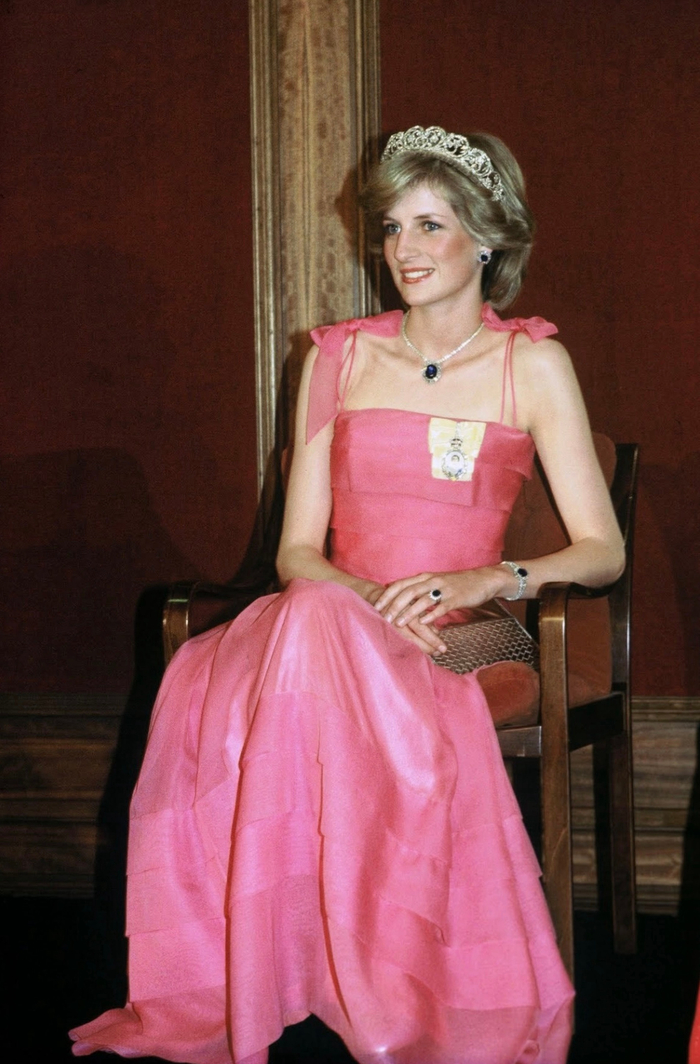 戴安娜王妃粉色油画感穿搭09 粉色不仅可以代表女性的温柔